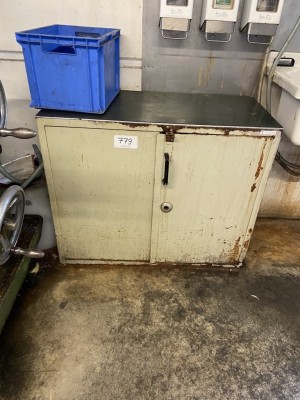 1 Metallwerkzeugschrank, niedrig
